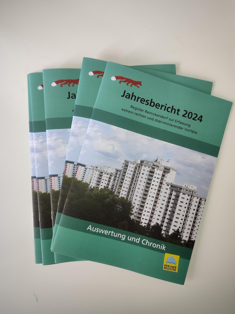 Titelblatt der Broschüre mit Foto von weiß-grauen Hochhäusern vor wolkigem Himmel