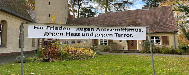 Bild zeigt Kirche mit Transparent "Für Frieden - gegen Antisemitismus, gegen Hass und gegen Terror"
