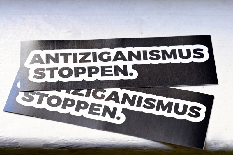 Schwarzer Aufkleber mit der Aufschrift: "Antiziganusmus stoppen."