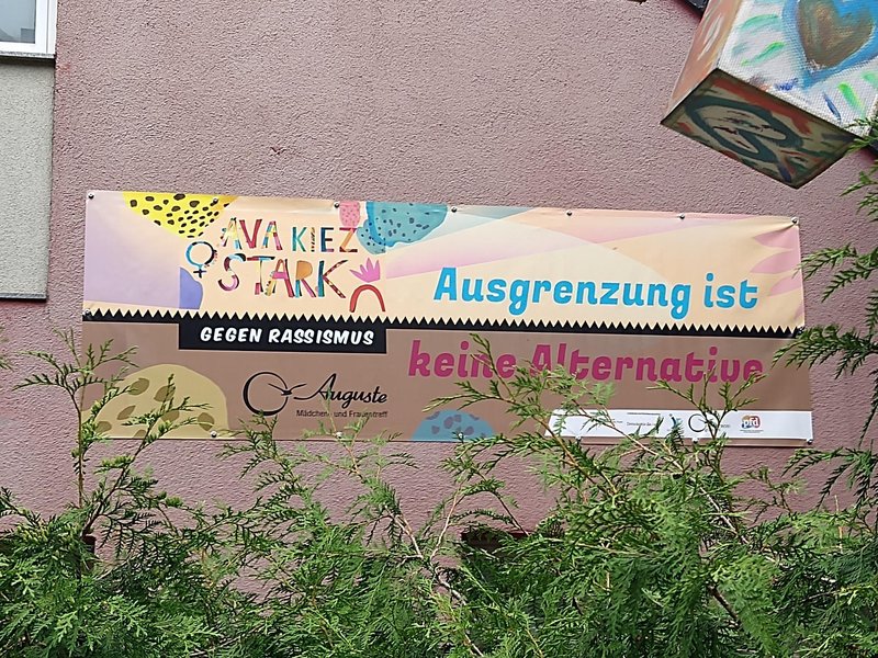 Das Bild zeigt ein Banner mit der Aufschrift "Ausgrenzung ist keine Alternative"