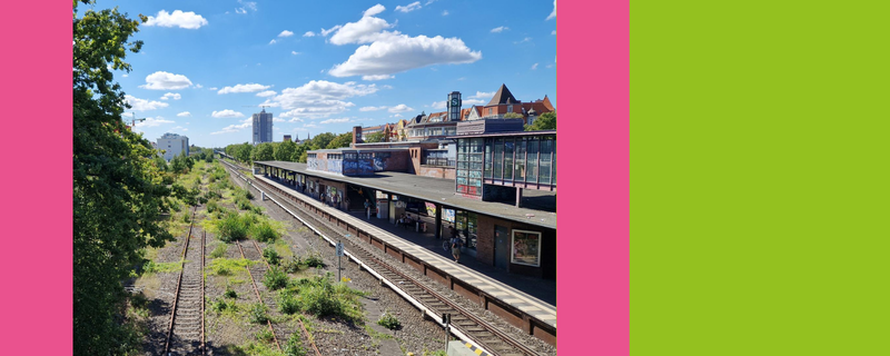 Ein grüner Hintergrund dazu pinke senkrechte Balken. Im Vordergrund ein Foto von der S-Bahnstation Feuerbachstraße von oben