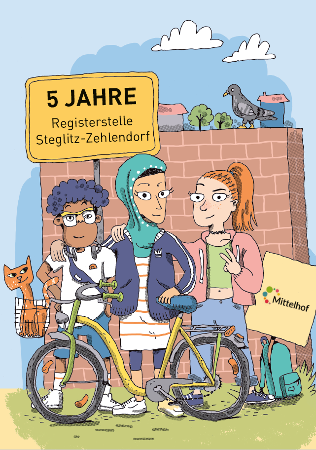 Comic, Illustration, 3 Personen vor einer braunen Mauer legen ihre Arme umeinander, eine Person hält ein Fahrrad, im Korb sitzt eine Katze, ein Ortsschild auf dem steht "5 Jahre Registerstelle Steglitz-Zehlendorf", ein Schild besagt "Mittelhof"
