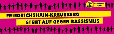 Transparent in Lila und gelb mit schwarzer Schrift "Friedrichshain-Kreuzberg steht auf gegen Rassismus" Stopp Rassismus und der Veranstalter Integrationsbeirad ist vermerkt