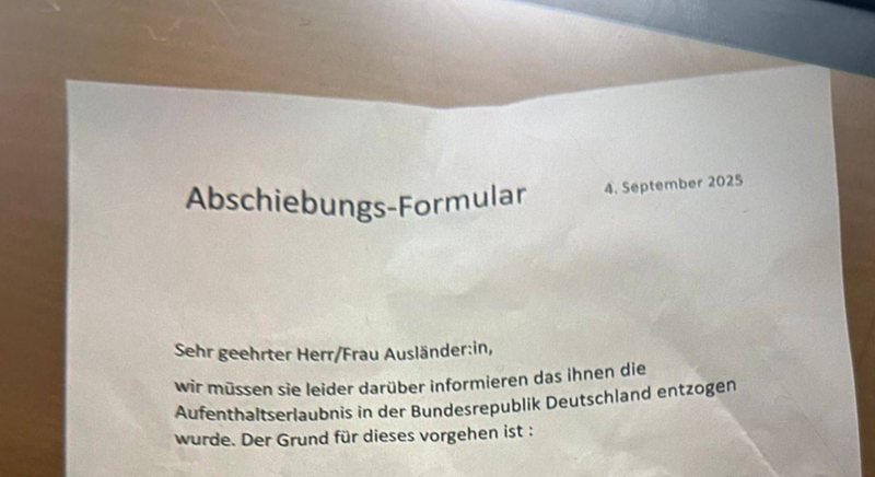 Das Bild zeigt den oberen Teil eines Flugblatts mit dem Titel "Abschiebungs-Formular"