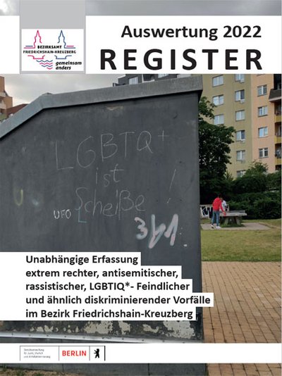Cover der Broschüre Vorfallsauswertung 2022 für den Bezirk Friedrichshain-Kreuzberg. Zu sehen ist eine Betonwand in einem Park mit einem LGBTIQ*-feindlichen Spruch und den Logos vom Senat und vom Bezirk.