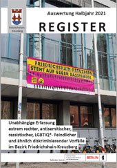 Auf dem Bild iste ein Transparent in gelb und lila zu sehen mit dem Slogan "Friedrichshain-Kreuzberg steht auf gegen Rassismus".
