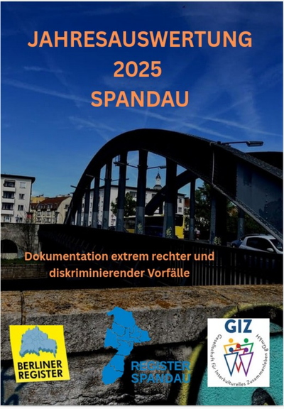 Titelbild Jahresauswertung 2025 des Spandauer Register, Foto zeigt Charlottenbrücke mit einem Bus darauf.