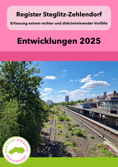 Das Titelbild der Jahresauswertung des Registers Steglitz-Zehlendorf. Die Farben Grün und Pink. In der Mitte ein Foto der S-Bahnstation "Feuerbachstraße" von oben fotografiert