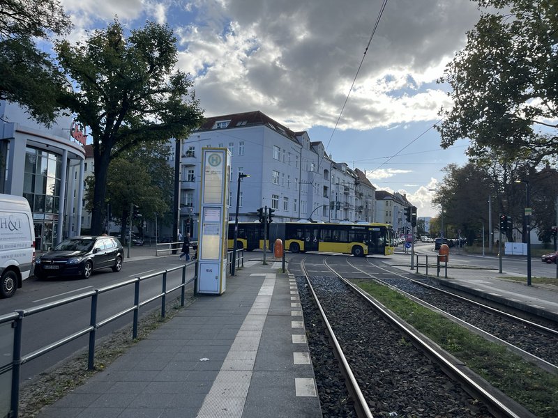 Blick auf eine Kreuzung mit Bus von einer Tramhaltestelle auf dem Sterndamm