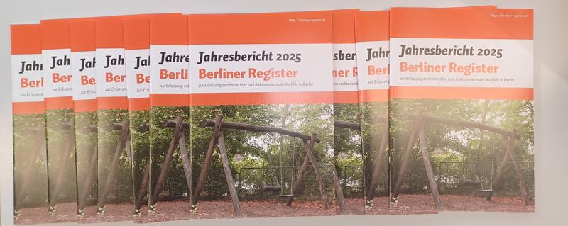 Broschüre Jahresbericht 2025 der Berliner Register, Zehn Jahresberichte im Stapel auf Tisch
