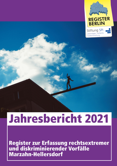 Bild von Wolken und einer Skulptur, Text: Jahresbericht 2021 Register zur Erfassung rechtsextremer und diskriminierender Vorfälle Marzahn-Hellersdorf.