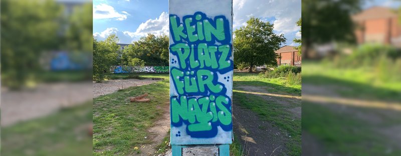 Flyer für die Veranstaltung mit dem Titel: Der "III. Weg" in Marzahn-Hellersdorf - Aktivitäten der Neonazipartei und Gegenstrategien. Zu sehen sind drei Bilder von Graffiti aus Marzahn-Hellersdorf, auf denen Statements gegen rechts zu lesen sind.