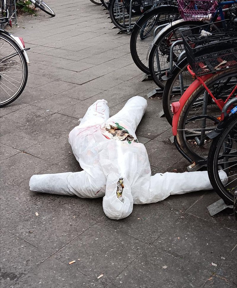 Die von Engagierten entfernte Propaganda-Puppe liegt am Boden